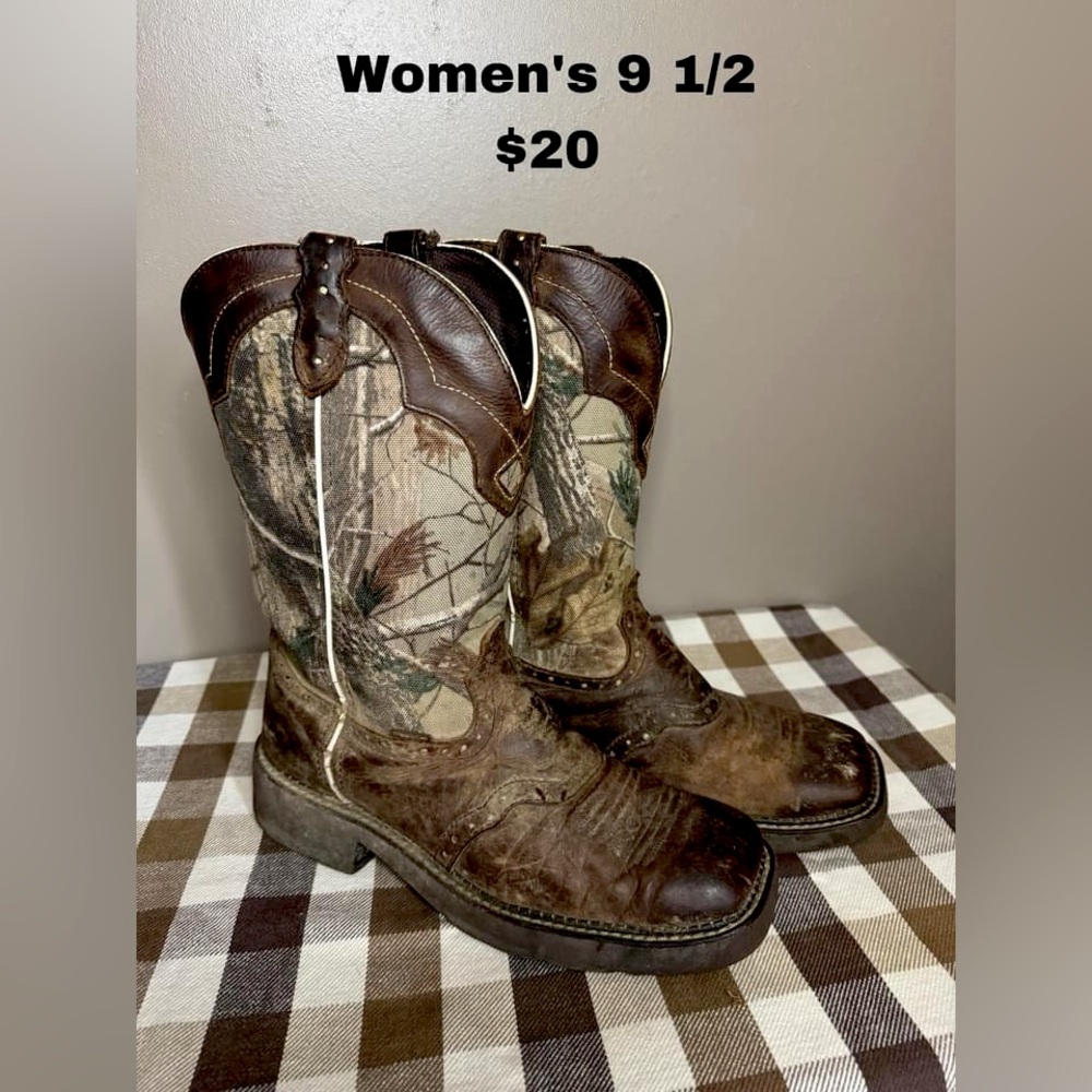 Women’s realtree cowboy boots size 9.5